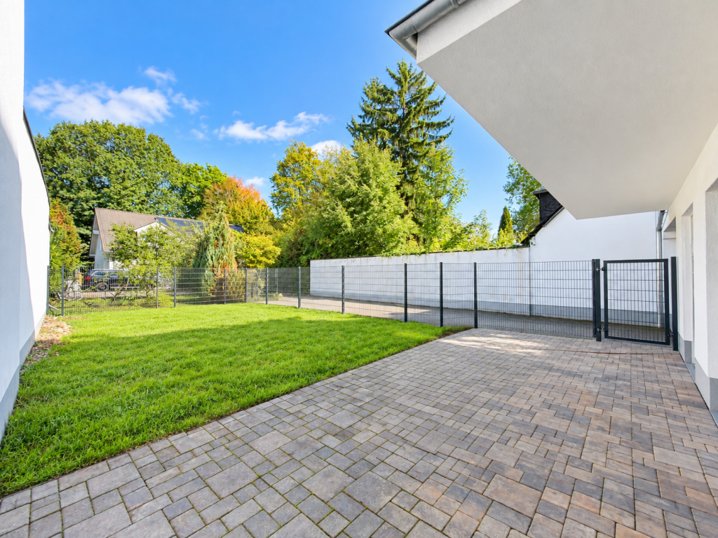 Viel Platz. Eigener Garten: Großzügige Erdgeschosswohnung mit Terrasse und Stellplatz in Köln-Wahnheide